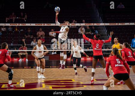 La bloquante intermédiaire de l’USC Trojans Leah Ford (7) tente un dink lors d’un match de volleyball féminin de la NCAA contre les renards rouges maristes, samedi 9 septembre 2 Banque D'Images