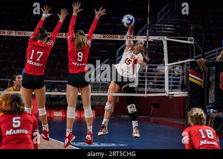 USC Trojans extérieur frappeur Dani Thomas-Nathan (15) pointe la balle contre les renards rouges maristes du milieu bloqueur Vanessa Zolg (17) ad setter Anne Mahler (9) Banque D'Images