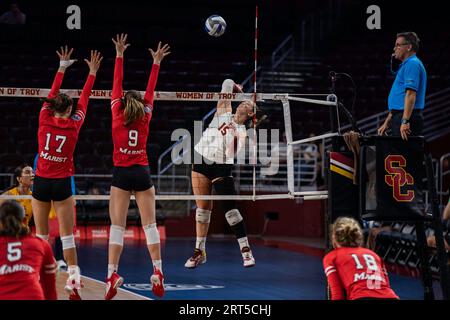 USC Trojans extérieur frappeur Dani Thomas-Nathan (15) pointe la balle contre les renards rouges maristes du milieu bloqueur Vanessa Zolg (17) ad setter Anne Mahler (9) Banque D'Images