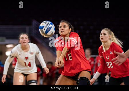 Les renards rouges maristes à l’extérieur de la frappeuse Sally Tietjen (12) creuse le ballon lors d’un match de volleyball féminin de la NCAA contre les chevaux de Troie de l’USC, le samedi 9 septembre Banque D'Images