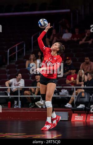 Marist Red Foxes extérieur frappeuse Gabriella Heimbauer (10) sert lors d’un match de volleyball féminin de la NCAA contre les chevaux de Troie de l’USC, samedi 9 septembre, Banque D'Images