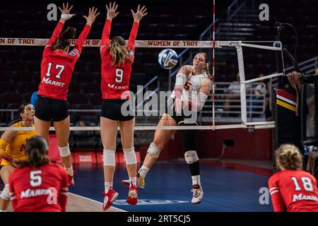 USC Trojans extérieur frappeur Dani Thomas-Nathan (15) pointe la balle contre les renards rouges maristes du milieu bloqueur Vanessa Zolg (17) ad setter Anne Mahler (9) Banque D'Images