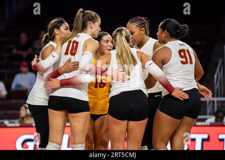 Les chevaux de Troie de l’USC célèbrent lors d’un match de volleyball féminin de la NCAA contre les renards rouges maristes, le samedi 9 septembre 2023, au Galen Center, à Los an Banque D'Images
