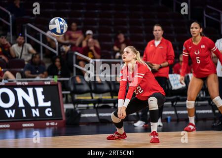 Les renards rouges maristes à l’extérieur de la frappeuse EMI Yakushev (22) cogne le ballon lors d’un match de volleyball féminin de la NCAA contre les chevaux de Troie de l’USC, le samedi 9 septembre Banque D'Images