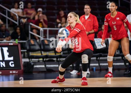 Les renards rouges maristes à l’extérieur de la frappeuse EMI Yakushev (22) cogne le ballon lors d’un match de volleyball féminin de la NCAA contre les chevaux de Troie de l’USC, le samedi 9 septembre Banque D'Images