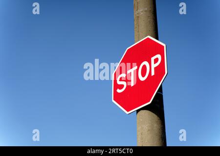 Signe d'arrêt sur fond de ciel bleu. Arrêtez-vous et terminez la route dans la rue. Trafic, chemin, concept de cœur. . Photo de haute qualité Banque D'Images