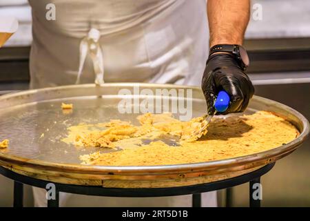 SOCCA, crêpe ou crêpe traditionnelle de farine de pois chiches, cuite à la vente sur le marché agricole de cours Saleya à Vieille ville ou dans la vieille ville de Nice, France Banque D'Images