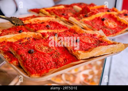 Pissaladière aux tomates, tarte provençale savoureuse aux oignons, olives et herbes dans un restaurant de la vieille ville, Vieille ville de Nice Sud de la France Banque D'Images