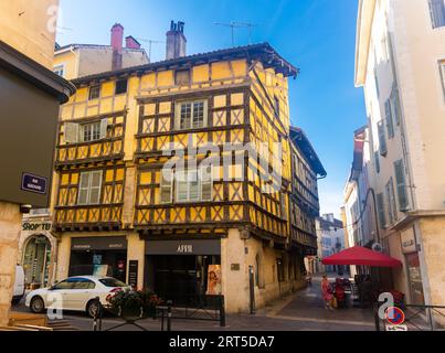 BOURG-DE-BRESSE, FRANCE - 2 AOÛT 2022 : paysage de rue avec vue sur les maisons à colombages Banque D'Images