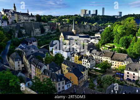 Vue en fin d'après-midi du Grund depuis la partie supérieure de la ville de Luxembourg, Luxembourg Banque D'Images