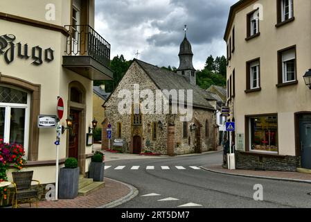 Eglise Saint Nicolas et les bâtiments environnants pris sur la rue de la Gare juste à côté de Ourbrücke, dans le centre de Vianden, Luxembourg Banque D'Images