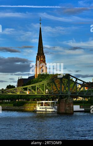 Dreikönigskirche (Église des trois Rois) et Eiserner Steg (passerelle de fer). Francfort-sur-le-main, Allemagne Banque D'Images