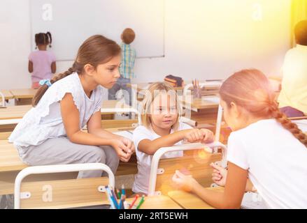 Les camarades de classe de la préadolescence sont joyeux et parlent en retrait entre les leçons Banque D'Images