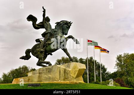 Statue d'Alexandre Suvorov et drapeaux rares de trois États contestés (L2R) : Abkhazie, Ossétie du Sud et Nagorno-Karaba. Tiraspol, Transnistrie, Moldavie Banque D'Images