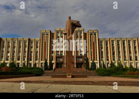 Statue de Lénine devant le bâtiment du gouvernement de Transnistrie à Tiraspol, la capitale de l'État de facto. Tiraspol, Transnistrie. Banque D'Images