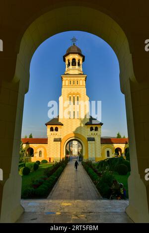 Entrée à la cathédrale du couronnement de la Citadelle d'Alba Carolina un matin d'automne. Alba Iulia, Roumanie Banque D'Images