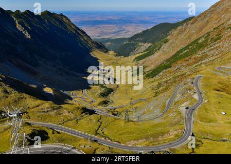 Le Transfăgărășan serpentant à travers les Carpates, photographié vers midi un jour d'aumtumn croustillant, rendu célèbre par Jeremy Clarkson & Co. Sur Top Gear Banque D'Images