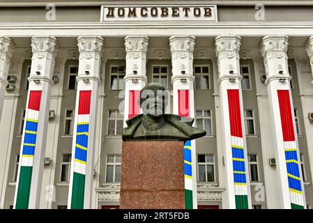 Buste de Lénine à l'Hôtel de ville de Tiraspol alias Maison des Soviets, un bâtiment construit dans le style de l'Empire stalinien. Tiraspol, Transnistrie. Banque D'Images