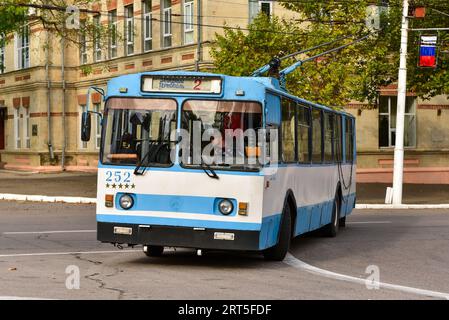 Vieux trolleybus de style soviétique faisant demi-tour à un rond-point sur la rue 25 octobre, Tiraspol, Transnistrie Banque D'Images