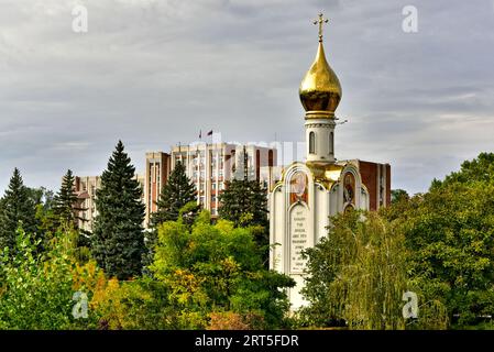 George la chapelle victorieuse et le bâtiment gouvernemental de Transnistrie à Tiraspol, Moldavie Banque D'Images