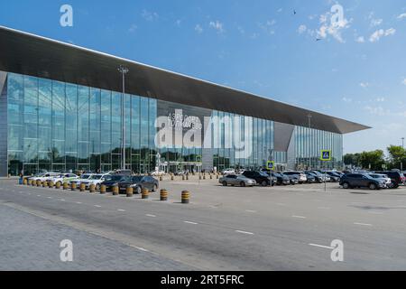 Aéroport de Novosibirsk Tolmachevo est situé dans la ville de OB, à 16 kilomètres (9,9 mi) à l'ouest du centre de Novosibirsk, un secteur industriel et scientifique c Banque D'Images