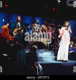 Teach-In, niederländische Band und ESC Gewinner mit Frontsängerin Hilda Felix, singen ihren Siegersong 'Ding-a-dong' BEI einem Auftritt in der ZDF Musiksendung 'Disco' am 24. Mai 1975 à Berlin. Banque D'Images