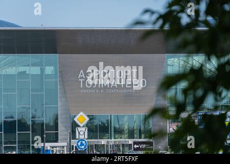 Aéroport de Novosibirsk Tolmachevo est situé dans la ville de OB, à 16 kilomètres (9,9 mi) à l'ouest du centre de Novosibirsk, un secteur industriel et scientifique c Banque D'Images
