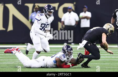 La Nouvelle-Orléans, États-Unis. 10 septembre 2023. Tennessee Titans Defensive Tackle Jeffrey Simmons (98) remonte le quarterback Derek Carr (4) des Saints de la Nouvelle-Orléans lors d'un match de la National football League au Caesars Superdome à la Nouvelle-Orléans, Louisiane, le dimanche 10 septembre 2023. (Photo de Peter G. Forest/Sipa USA) crédit : SIPA USA/Alamy Live News Banque D'Images