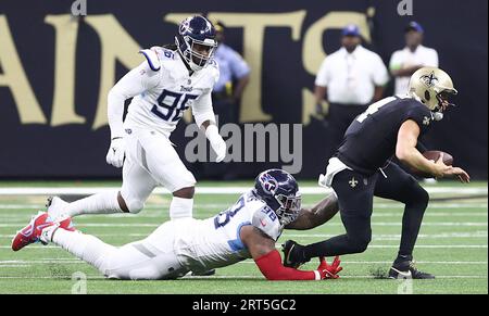 La Nouvelle-Orléans, États-Unis. 10 septembre 2023. Tennessee Titans Defensive Tackle Jeffrey Simmons (98) remonte le quarterback Derek Carr (4) des Saints de la Nouvelle-Orléans lors d'un match de la National football League au Caesars Superdome à la Nouvelle-Orléans, Louisiane, le dimanche 10 septembre 2023. (Photo de Peter G. Forest/Sipa USA) crédit : SIPA USA/Alamy Live News Banque D'Images