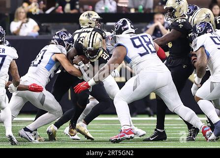 La Nouvelle-Orléans, États-Unis. 10 septembre 2023. Le linebacker des Tennessee Titans Jack Gibbens (50) et le Defensive Tackle Jeffrey Simmons (98) affrontent tous les deux Jamaal Williams (21) lors d'un match de la National football League au Caesars Superdome à la Nouvelle-Orléans, Louisiane, le dimanche 10 septembre 2023. (Photo de Peter G. Forest/Sipa USA) crédit : SIPA USA/Alamy Live News Banque D'Images