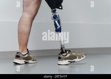 Homme méconnaissable portant une prothèse de jambe Banque D'Images