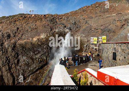 Grande vue panoramique sur le geyser marin de la Bufadora, qui est une attraction touristique très visitée par les gens quand ils font du tourisme dans l'état o Banque D'Images