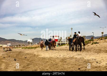 Touristes profitant d'une belle plage dans la ville de Rosarito un endroit idéal pour le tourisme dans l'état de Basse Californie au Mexique, est un très touristique a Banque D'Images