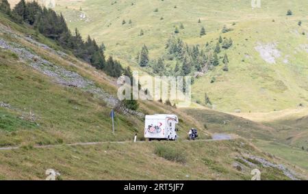 Vacances en camping-car Dolomites, camping-car sur le sentier étroit Banque D'Images