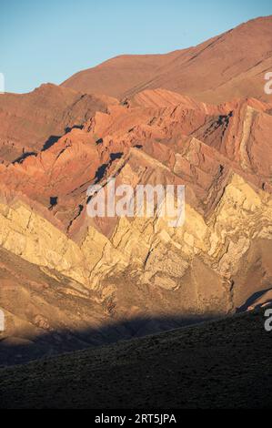 Serranía de Hornocal, la colline des quatorze couleurs dans la Quebrada de Humahuaca, Jujuy, Argentine. Banque D'Images