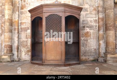 Confessional Box ou Booth, une armoire ou un étal en bois où le prêtre préside à la confession, France Banque D'Images