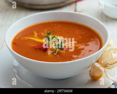 Soupe maison aux tomates et aux Physalis rôties Banque D'Images