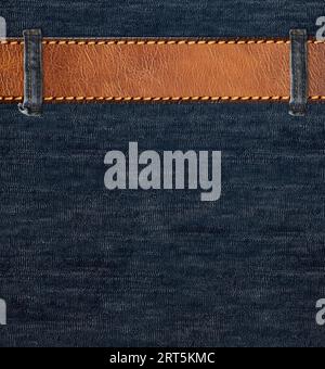 Fond denim noir avec ceinture en cuir. Toile de fond horizontale ou verticale avec texture de tissu Jean denim de couleur noire et bracelet en cuir marron. Maquette Banque D'Images