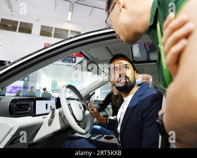 230905 -- MUNICH, le 5 septembre 2023 -- Un visiteur est assis à l'intérieur d'un véhicule au stand du constructeur automobile chinois Leapmotor lors du salon international de l'automobile 2023, officiellement connu sous le nom d'IAA MOBILITY 2023, à Munich, en Allemagne, le 5 septembre 2023. L'IAA MOBILITY 2023, l'un des plus grands salons de la mobilité au monde, s'est ouvert mardi dans la ville de Munich, dans le sud de l'Allemagne. Lors de l'événement de six jours se trouvent quelque 70 entreprises chinoises, le deuxième plus grand nombre après les participants allemands. Sous la devise de Experience Connected Mobility de cette année s IAA, les constructeurs automobiles chinois déploient plus de chances et de choix pour loca Banque D'Images