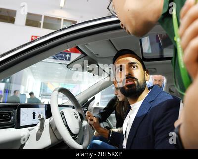 230905 -- MUNICH, le 5 septembre 2023 -- Un visiteur est assis à l'intérieur d'un véhicule au stand du constructeur automobile chinois Leapmotor lors du salon international de l'automobile 2023, officiellement connu sous le nom d'IAA MOBILITY 2023, à Munich, en Allemagne, le 5 septembre 2023. L'IAA MOBILITY 2023, l'un des plus grands salons de la mobilité au monde, s'est ouvert mardi dans la ville de Munich, dans le sud de l'Allemagne. Lors de l'événement de six jours se trouvent quelque 70 entreprises chinoises, le deuxième plus grand nombre après les participants allemands. Sous la devise de Experience Connected Mobility de cette année s IAA, les constructeurs automobiles chinois déploient plus de chances et de choix pour loca Banque D'Images