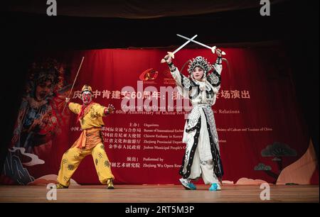 230907 -- NAIROBI, le 7 septembre 2023 -- des artistes de la troupe de l'opéra Zhejiang Wu se produisent à Nairobi, au Kenya, le 5 septembre 2023. Une représentation palpitante de l'Opéra de Wu par une troupe du Centre de recherche de l'Opéra de Zhejiang Wu de Chine orientale a présenté des drames et des compositions musicales chinoises pour le plus grand plaisir du public dans la capitale kenyane Nairobi mardi soir. A SUIVRE : la troupe d opéra locale chinoise joue à Nairobi au milieu des liens sino-kenyans croissants KENYA-NAIROBI-CULTURE CHINOISE-WU OPERA WangxGuansen PUBLICATIONxNOTxINxCHN Banque D'Images