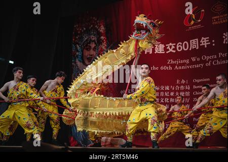 230907 -- NAIROBI, le 7 septembre 2023 -- des artistes de la troupe de l'opéra Zhejiang Wu se produisent à Nairobi, au Kenya, le 5 septembre 2023. Une représentation palpitante de l'Opéra de Wu par une troupe du Centre de recherche de l'Opéra de Zhejiang Wu de Chine orientale a présenté des drames et des compositions musicales chinoises pour le plus grand plaisir du public dans la capitale kenyane Nairobi mardi soir. A SUIVRE : la troupe d opéra locale chinoise joue à Nairobi au milieu des liens sino-kenyans croissants KENYA-NAIROBI-CULTURE CHINOISE-WU OPERA WangxGuansen PUBLICATIONxNOTxINxCHN Banque D'Images