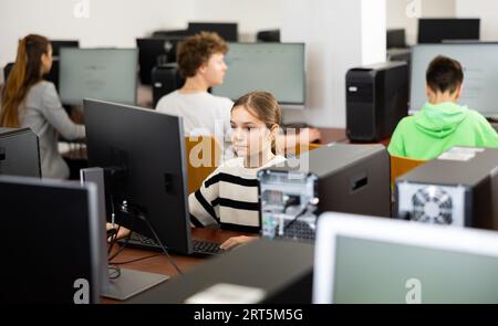 Jeune fille ciblée étudiant dans un laboratoire d'informatique d'université Banque D'Images