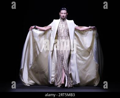 230907 -- BEIJING, 7 septembre 2023 -- Un mannequin présente une création de Misuity lors d'un défilé d'ouverture de la China Fashion week S/S 2024 à Beijing, capitale de la Chine, le 7 septembre 2023. La China Fashion week S/S 2024 débute jeudi à Pékin. CHINE-PÉKIN-OUVERTURE DE LA SEMAINE DE LA MODE CN CAIXYANG PUBLICATIONXNOTXINXCHN Banque D'Images