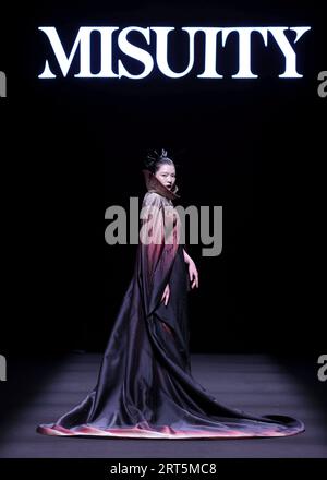 230907 -- BEIJING, 7 septembre 2023 -- Un mannequin présente une création de Misuity lors d'un défilé d'ouverture de la China Fashion week S/S 2024 à Beijing, capitale de la Chine, le 7 septembre 2023. La China Fashion week S/S 2024 débute jeudi à Pékin. CHINE-PÉKIN-OUVERTURE DE LA SEMAINE DE LA MODE CN CAIXYANG PUBLICATIONXNOTXINXCHN Banque D'Images