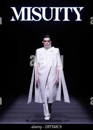 230907 -- BEIJING, 7 septembre 2023 -- Un mannequin présente une création de Misuity lors d'un défilé d'ouverture de la China Fashion week S/S 2024 à Beijing, capitale de la Chine, le 7 septembre 2023. La China Fashion week S/S 2024 débute jeudi à Pékin. CHINE-PÉKIN-OUVERTURE DE LA SEMAINE DE LA MODE CN CAIXYANG PUBLICATIONXNOTXINXCHN Banque D'Images