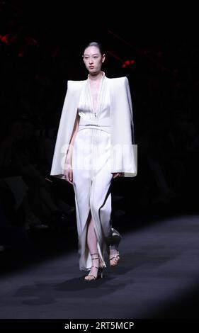 230907 -- BEIJING, 7 septembre 2023 -- Un mannequin présente une création de Misuity lors d'un défilé d'ouverture de la China Fashion week S/S 2024 à Beijing, capitale de la Chine, le 7 septembre 2023. La China Fashion week S/S 2024 débute jeudi à Pékin. CHINE-PÉKIN-OUVERTURE DE LA SEMAINE DE LA MODE CN CAIXYANG PUBLICATIONXNOTXINXCHN Banque D'Images