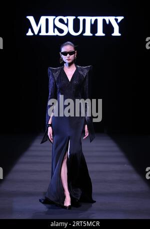230907 -- BEIJING, 7 septembre 2023 -- Un mannequin présente une création de Misuity lors d'un défilé d'ouverture de la China Fashion week S/S 2024 à Beijing, capitale de la Chine, le 7 septembre 2023. La China Fashion week S/S 2024 débute jeudi à Pékin. CHINE-PÉKIN-OUVERTURE DE LA SEMAINE DE LA MODE CN CAIXYANG PUBLICATIONXNOTXINXCHN Banque D'Images
