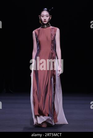 230907 -- BEIJING, 7 septembre 2023 -- Un mannequin présente une création de Misuity lors d'un défilé d'ouverture de la China Fashion week S/S 2024 à Beijing, capitale de la Chine, le 7 septembre 2023. La China Fashion week S/S 2024 débute jeudi à Pékin. CHINE-PÉKIN-OUVERTURE DE LA SEMAINE DE LA MODE CN CAIXYANG PUBLICATIONXNOTXINXCHN Banque D'Images
