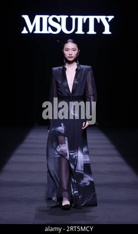 230907 -- BEIJING, 7 septembre 2023 -- Un mannequin présente une création de Misuity lors d'un défilé d'ouverture de la China Fashion week S/S 2024 à Beijing, capitale de la Chine, le 7 septembre 2023. La China Fashion week S/S 2024 débute jeudi à Pékin. CHINE-PÉKIN-OUVERTURE DE LA SEMAINE DE LA MODE CN CAIXYANG PUBLICATIONXNOTXINXCHN Banque D'Images